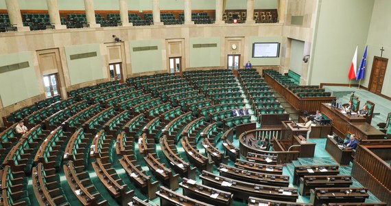 Jest niemal przesądzone, że posłowie będą musieli wcześniej wrócić z wakacji. Prawo i Sprawiedliwość skłania się do przyspieszenia posiedzenia Sejmu - usłyszał nieoficjalnie od posłów partii rządzącej reporter RMF FM.