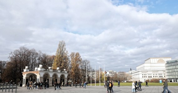 W czwartek wchodzimy na pl. Piłsudskiego. Zaczniemy wygradzać teren pod dawnym Pałacem Saskim - poinformował rzecznik spółki Pałac Saski Sławomir Kuliński. "To będzie trwało ok. 10 dni, później rozpoczniemy prace ziemne" - dodał.