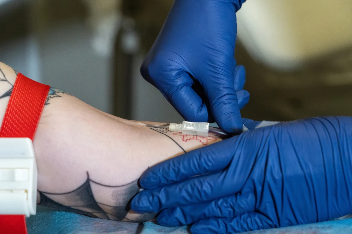 Odszkodowania dla ofiar skandalu związanego z transfuzją krwi. Rząd Wielkiej Brytanii wypłaci 100 tys. funtów każdej osobie, która przypadkowo zakażona została niebezpiecznymi wirusami. 