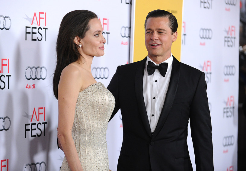 W 2016 roku Angelina Jolie oskarżyła Brada Pitta o to, że podczas wspólnej podróży samolotem zachowywał się agresywnie wobec niej i ich najstarszego syna Maddoxa. W pewnym momencie aktor miał nawet posunąć się do rękoczynów. W efekcie FBI wszczęło śledztwo, które zakończyło się oczyszczeniem aktora z zarzutów. Wtedy przeciwko FBI wpłynął anonimowy pozew, którego autorka domagała się wznowienia śledztwa i aresztu dla gwiazdora. Teraz okazuje się, że autorką tego pozwu była Jolie.