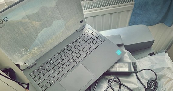 Pracownik ochrony wynosił z firmy laptopy, kiedy przebywał sam na jej terenie. Po zwolnieniu z pracy został złapany na gorącym uczynku, gdy próbował wynieść z biura kolejny laptop. Usłyszał zarzuty i przyznał się do kradzieży.