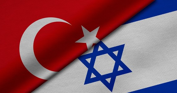 Biuro izraelskiego premiera Jaira Lapida poinformowało dziś, że Izrael i Turcja zdecydowały się na przywrócenie pełnych stosunków dyplomatycznych. Oba kraje wydaliły ambasadorów w 2018 roku.