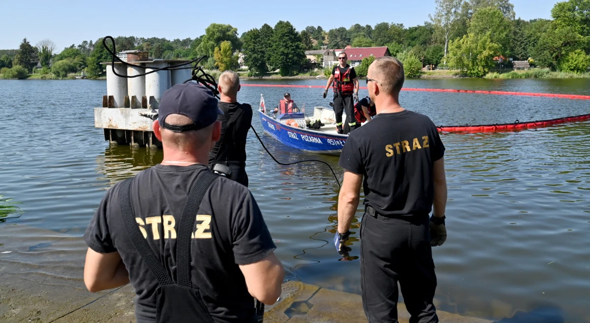 ​W dwóch beczkach znalezionych nad Odrą w Zachodniopomorskiem znajdował się olej napędowy wymieszany z wodą - informuje Wirtualna Polska. Według służb, pojemniki nie mają związku z katastrofą ekologiczną na rzece.