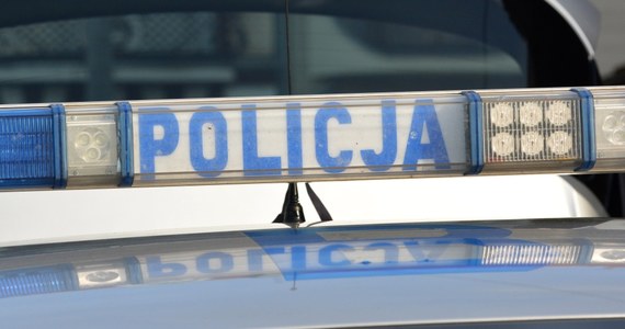 ​Zwłoki 55-letniej kobiety znaleziono w jednym z mieszkań w Starachowicach w Świętokrzyskiem. Policja poszukuje sprawców zdarzenia.