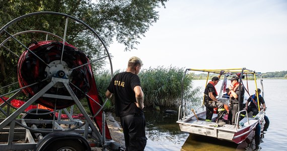 Inspekcja Ochrony Środowiska przystąpiła do pobierania próbek wody z Odry niezwłocznie po otrzymaniu sygnałów o śnięciu ryb. Zaczęto je pobierać 28 lipca - poinformowała zastępczyni Głównego Inspektora Ochrony Środowiska Magda Gosk. Działania Inspekcji Weterynaryjnej w związku z sytuacją w Odrze rozpoczęły się 2 sierpnia. Do tej pory pobrano 229 próbek śniętych ryb - przekazał natomiast zastępca Głównego Lekarza Weterynarii Krzysztof Jażdżewski. Wyniki próbek pobranych do 14 sierpnia na metale ciężkie są ujemne - mówił.