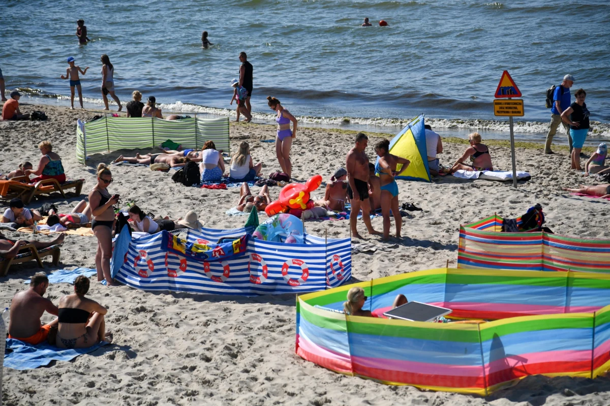 Prokuratura wszczęło śledztwo w sprawie tragedii na plaży w Stegnie. W miniony weekend mężczyzna zasłabł na plaży. Ratownikom, dotarcie na miejsce zdarzenia, utrudniały parawany, rozstawione na całej plaży. 