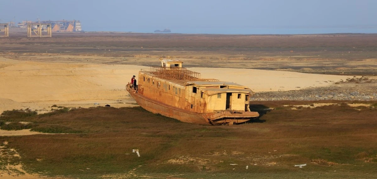 Chińskie samoloty zasiewają chmury, by doprowadzić do opadów deszczu nad częściowo wyschnięta Jangcy, będącą najważniejszą pod względem gospodarczym rzeką w Chinach. Państwo Środka zmaga się obecnie z najdłuższą i najgorszą w historii falą upałów.