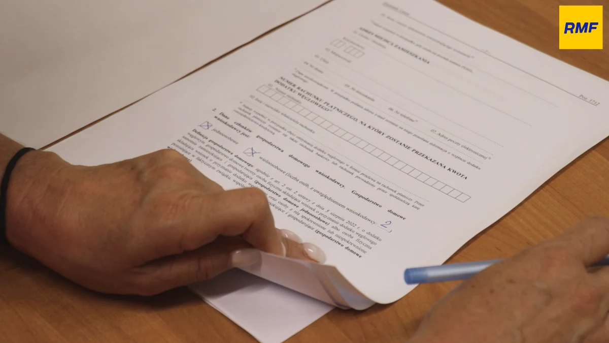 Osoby, które ogrzewają swoje domy węglem, mogą się starać o rządowe wsparcie. Chodzi o 3 tysiące złotych. Aby uzyskać dodatek węglowy trzeba jednak najpierw złożyć odpowiedni wniosek. Jak go wypełnić? W rozmowie z reporterem RMF FM Maciejem Sztykielem tłumaczy zastępca burmistrza Piaseczna Hanna Kułakowska Michalak.