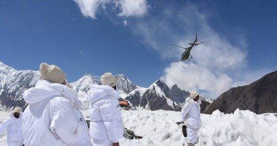 W rejonie lodowca w Kaszmirze, spornym regionie podzielonym pomiędzy Indiami a Pakistanem, znaleziono szczątki indyjskiego żołnierza, który zaginął 38 lat temu - podaje Associated Press.