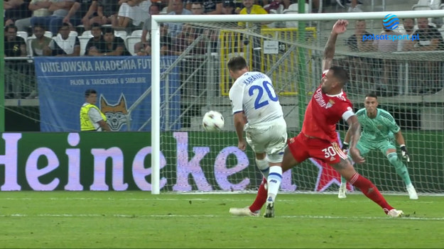 Niemal pełen stadion kibiców (16450 osób) obejrzał w Łodzi mecz czwartej rundy eliminacji Ligi Mistrzów – Dynamo Kijów uległo Benfice 0–2 i jest w trudnej sytuacji przed rewanżem w Lizbonie.