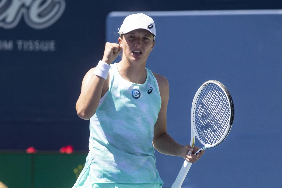 Najwyżej rozstawiona Iga Świątek awansowała do 3. rundy turnieju WTA na twardych kortach w Cincinnati. Liderka rankingu tenisistek pokonała w środę Amerykankę Sloane Stephens 6:4, 7:5.