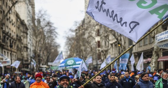 Centrum stolicy Argentyny Buenos Aires zostało w środę sparaliżowane przez gwałtowne protesty, których uczestnicy domagali od rządu działań mających na celu zwiększenie płac i zasiłków dla bezrobotnych - poinformowała agencja Reutera. Środowe protesty są najnowszym przejawem kryzysu nękającego ten południowoamerykański kraj, gdzie 40 procent populacji żyje w ubóstwie, a inflacja sięga ponad 70 procent.