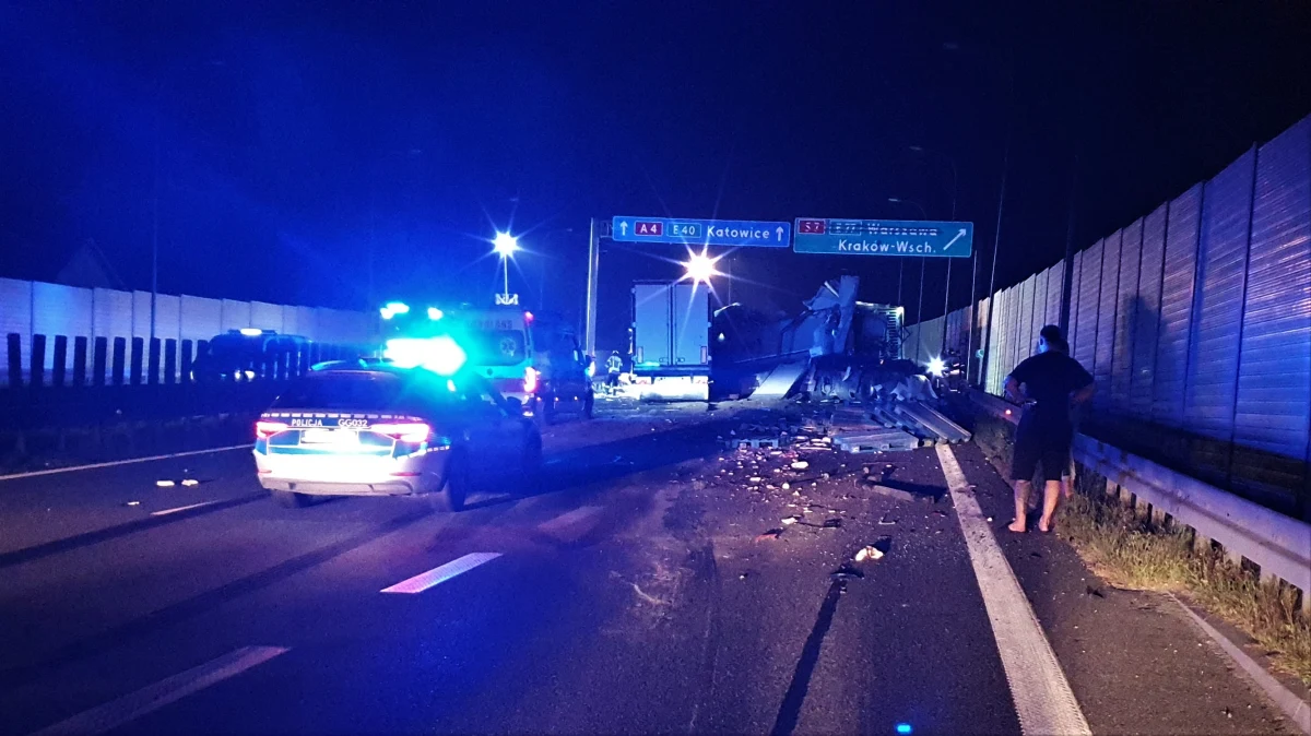 Na autostradzie A4 pomiędzy węzłami Niepołomice i Kraków Wieliczka nad ranem w czwartek zderzyły się trzy samochody ciężarowe. Na Gorącą Linię RMF FM dostaliśmy zdjęcia w wypadku, a kierowcy ostrzegają przed utrudnieniami i korkami. 