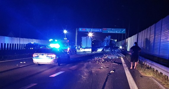Na autostradzie A4 pomiędzy węzłami Niepołomice i Kraków Wieliczka nad ranem w czwartek zderzyły się trzy samochody ciężarowe. Na Gorącą Linię RMF FM dostaliśmy zdjęcia w wypadku, a kierowcy ostrzegają przed utrudnieniami i korkami. 