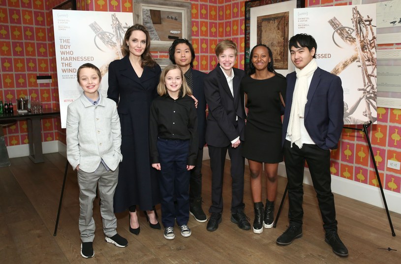 Angelina Jolie wyjawiła, że członkami ekipy filmowej, która pracuje przy jej najnowszej produkcji "Without Blood", są jej dwaj synowie - 18-letni Pax i 21-letni Maddox. Chłopcy pracują w pionie reżyserskim jako asystenci. A reżyserką filmu jest... sama Angelina Jolie.