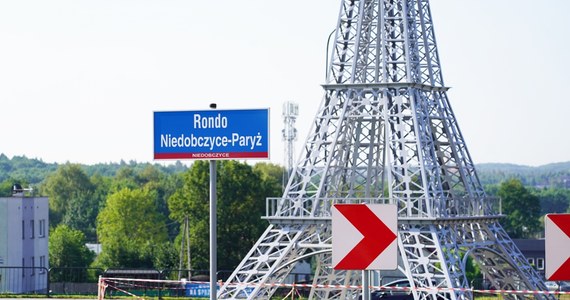 15-metrowa replika wieży Eiffla stoi od kilku dni w Rybniku. Znajdziecie ją na rondzie Niedobczyce-Paryż przy ul. Wodzisławskiej (droga krajowa nr 78). To pomysł mieszkańców, zrealizowany w ramach budżetu obywatelskiego.