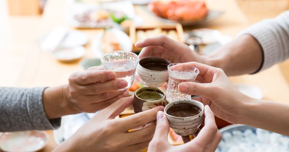 W Japonii fiskus ogłosił akcję "Sake Viva!", która ma na celu zwiększenie sprzedaży alkoholu w kraju. Jego konsumpcja mocno spada, co powoduje obniżenie wpływów z akcyzy - podaje BBC.