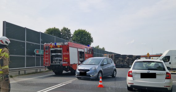Dwa samochody osobowe i ciężarówka zderzyły się w Karnieszewicach (woj. zachodniopomorskie), na drodze krajowej nr 6. Do wypadku doszło na odcinku Koszalin - Sławno, w kierunku Gdańska.