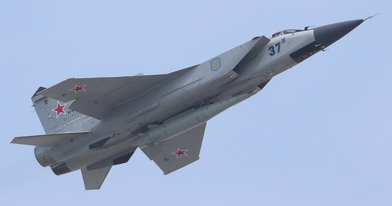 Trzy samoloty odrzutowe MiG-31 z hipersonicznymi pociskami Kindżał zostały przeniesione na lotnisko w obwodzie kaliningradzkim – przekazało rosyjskie ministerstwo obrony cytowane przez agencję Reutersa.