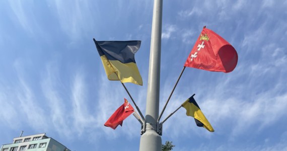 Czarno-złota flaga, przy akompaniamencie kaszubskiego hymnu, została wciągnięta na Górę Gradową w Gdańsku. Kaszubi obchodzą dziś Święto Flagi Kaszubskiej. Zostanie tam do końca jutrzejszego dnia. 