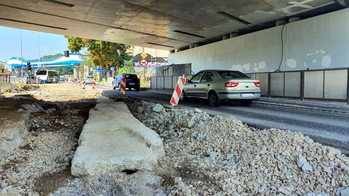 Podczas przebudowy drogi pod wiaduktem kolejowym, wykonawcy natknęli się na zabytkowy, niewidoczny na mapach, kanał. Jak informuje Piotr Hamarnik z PLK Kraków, zgodnie z procedurami prace w jego bezpośrednim sąsiedztwie zostały wtrzymane.