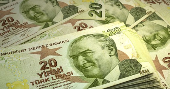 Bank centralny Turcji ponownie obniżył stopy procentowe z 14 proc. do 13 proc., mimo inflacji sięgającej blisko 80 proc. Instytucja jest mocno upolityczniona, a prezydent Recep Tayyip Erdogan uważa, że wysokie stopy procentowe prowadzą do inflacji, a nie ją zwalczają. 