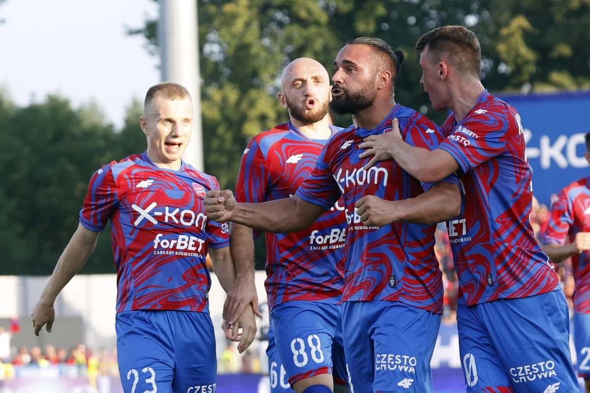 ​Raków Częstochowa wygrał u siebie ze Slavią Praga 2-1 (1-0) w pierwszym meczu czwartej - ostatniej - rundy eliminacji Ligi Konferencji. Rewanż odbędzie się 25 sierpnia w stolicy Czech.