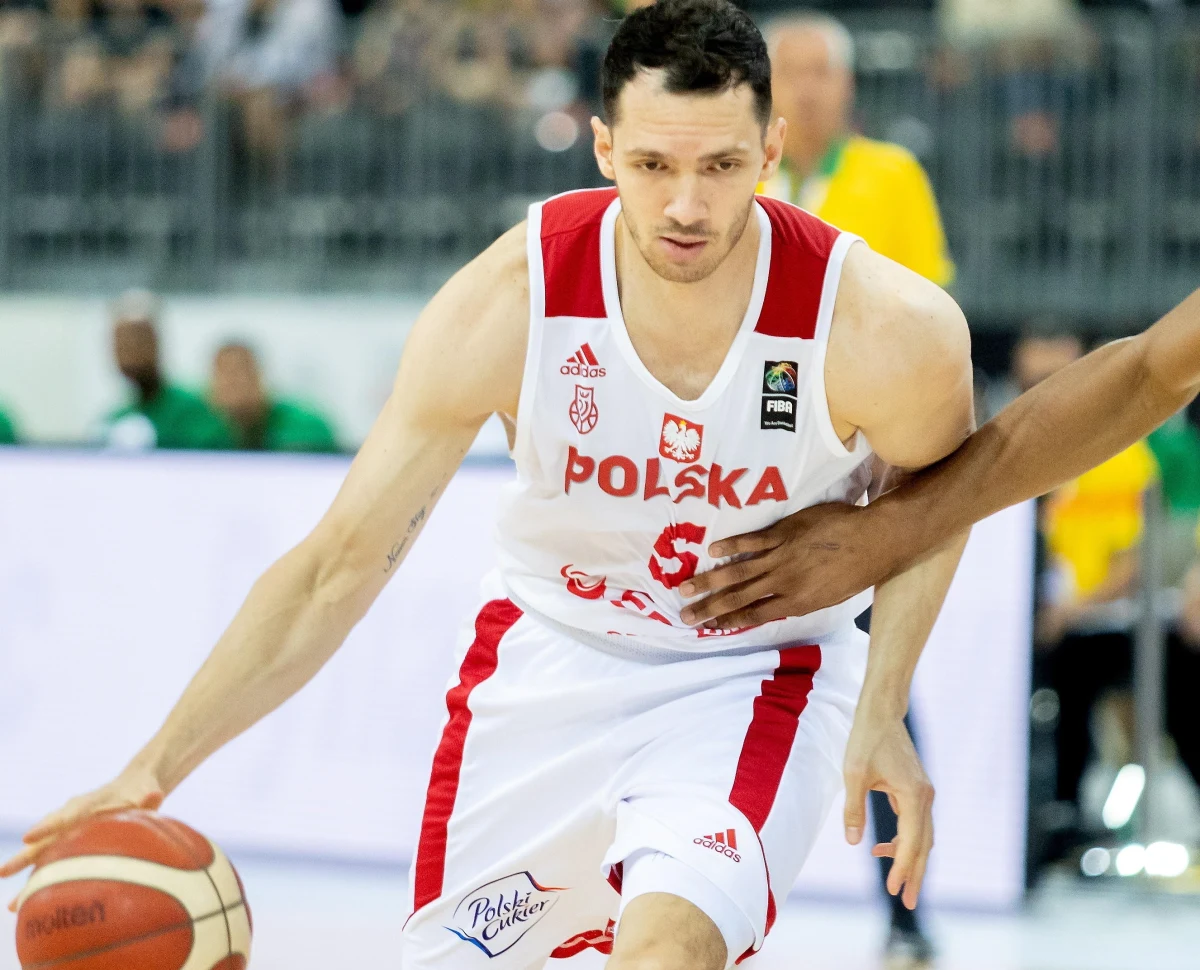 Reprezentacja Polski koszykarzy pokonała w Atenach Turcję 87:86 (23:17, 12:21, 28:21, 24:27) w swoim drugim meczu 31. Turnieju Akropolu. To pierwsze zwycięstwo Biało-Czerwonych w spotkaniach towarzyskich przed wrześniowym Eurobasketem. W piątek ich rywalami będą Gruzini.