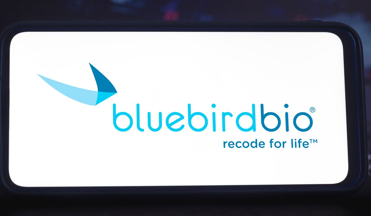 Amerykańska Agencja Żywności i Leków (FDA) dopuściła na rynek leku koncernu biotechnologicznego Bluebird Bio, który będzie kosztował 2,8 mln dolarów. Preparat ma być stosowany w leczeniu rzadkiej choroby, bete-talasemii, wymagającej częstych transfuzji - podaje Reuters. 