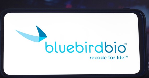 Amerykańska Agencja Żywności i Leków (FDA) dopuściła na rynek leku koncernu biotechnologicznego Bluebird Bio, który będzie kosztował 2,8 mln dolarów. Preparat ma być stosowany w leczeniu rzadkiej choroby, bete-talasemii, wymagającej częstych transfuzji - podaje Reuters. 