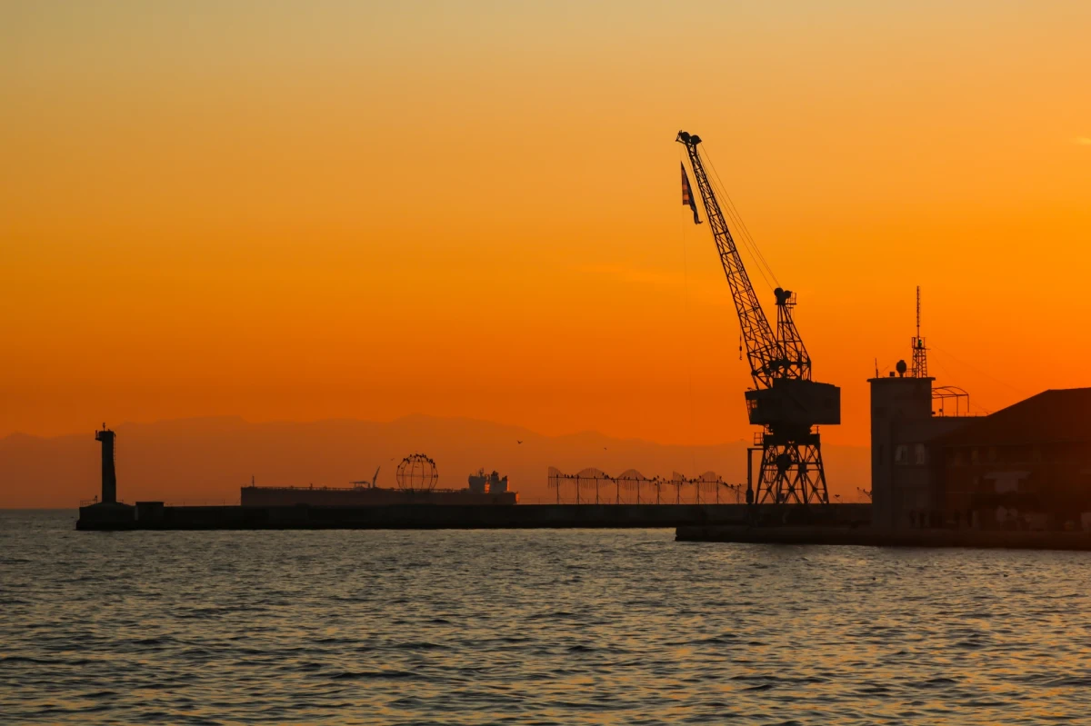 Firmy powiązane z Rosją i spółki ze Stanów Zjednoczonych rywalizują ze sobą o kontrolę nad portem w Aleksandropolis we wschodniej Grecji, który stał się kluczowym punktem przerzutu sprzętu USA na wschodnią flankę NATO - podaje w czwartek "New York Times". Aktywność w porcie ma też budzić sprzeciw Turcji.