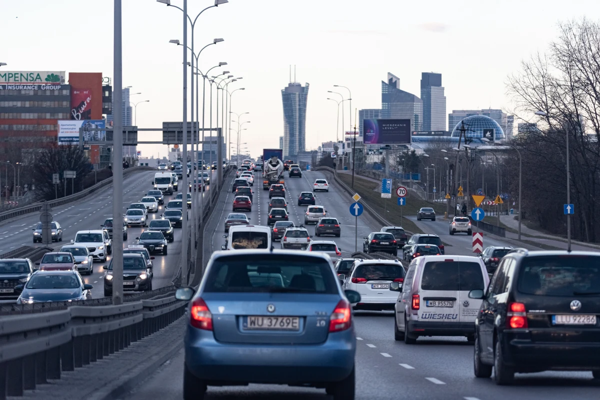 W stolicy ruszają dziś kolejne remonty dróg. Drogowcy wymienią asfalt na ulicy Chodeckiej pomiędzy Wyszogrodzką a Kondratowicza. Ulica na tym odcinku będzie nieprzejezdna. W tym samym czasie nową nawierzchnię zyska też węzeł u zbiegu al. Prymasa Tysiąclecia i S8. Podczas robót kierowcy na obu jezdniach będą poruszać się jednym pasem, poinformował stołeczny ratusz.
