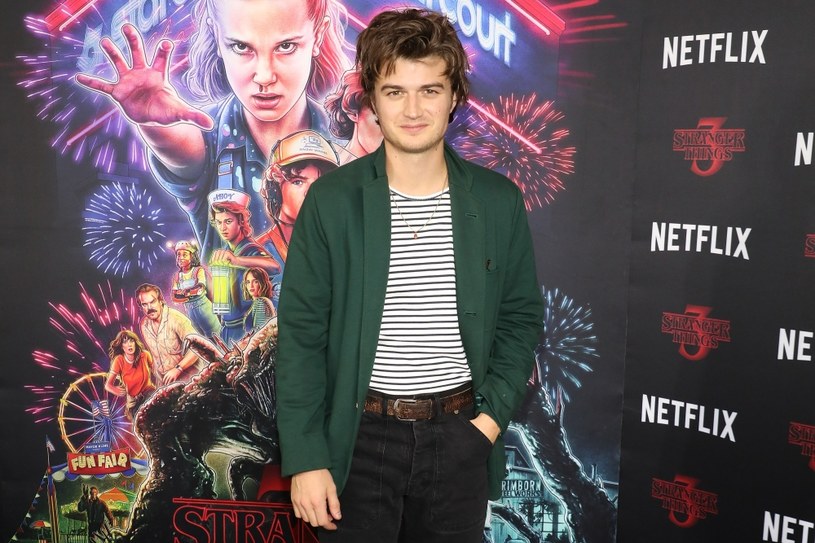 Jak podaje "Deadline", Joe Keery ma dołączyć do Lily James i Willema Dafoe w niezależnym dramacie "Finalmente L’alba". W nowym filmie za reżyserię odpowiada Saverio Constanzo.