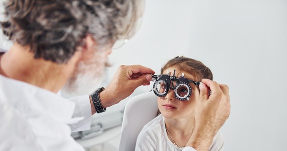 Dzieciecy Szpital Uniwersytecki w Krakowie Prokocimiu odwołał wizyty w poradni okulistycznej. Bez opieki zostali wszyscy mali pacjenci. Jak ustalił dziennikarz RMF FM, powodem jest brak specjalistów. Dla rodziców dzieci to ogromny problem. Muszą teraz poszukać innych lekarzy. 