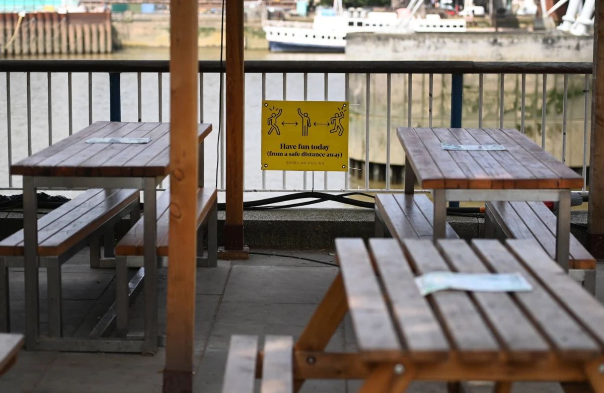 Więcej ludzi umiera teraz z powodu skutków lockdownu niż na koronawirusa - tak przynajmniej sugerują dane statystyczne opublikowane w Wielkiej Brytanii. W ciągu ostatnich dwóch miesięcy odnotowano na wyspach 10 tys. zgonów więcej niż w podobnym przedziale czasu - pięć lat temu. Żaden nie był bezpośrednio związany z Covidem-19. 