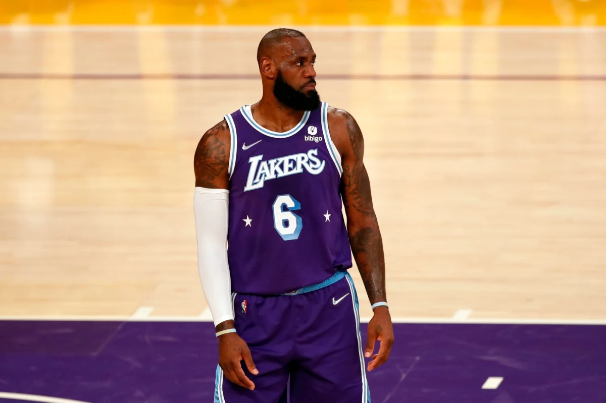 LeBron James ustalił warunki przedłużenia kontraktu z Los Angeles Lakers do końca sezonu 2024/25. Obecna umowa gwiazdora koszykarskiej ligi NBA wygasa w czerwcu, a za kolejne dwa lata otrzyma 97,1 mln dolarów - poinformował jego agent Rich Paul.