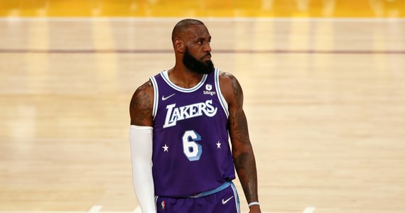 LeBron James ustalił warunki przedłużenia kontraktu z Los Angeles Lakers do końca sezonu 2024/25. Obecna umowa gwiazdora koszykarskiej ligi NBA wygasa w czerwcu, a za kolejne dwa lata otrzyma 97,1 mln dolarów - poinformował jego agent Rich Paul.