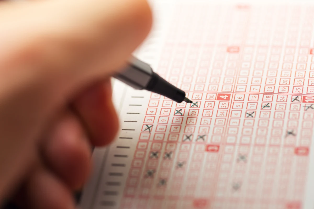 W Gdyni trafiono „szóstkę” w Lotto Plus. Czwartkowe losowanie okazało się szczęśliwe dla osoby, która zagrała w punkcie LOTTO przy ul. Gryfa Pomorskiego 71. To w tym miejscu wytypowano liczby, które dały wygraną w wysokości 1 miliona złotych.   
