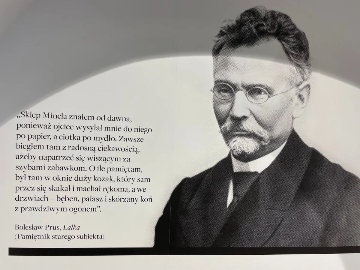 ​Lalka - Bolesława Prusa - każdy z nas to musiał przeczytać jako lekturę w podstawówce i każdy przynajmniej kojarzy, że akcja częściowo wiązała się ze sklepem Minclów w Warszawie. Ten sklep w rzeczywistości znajdował się w Lublinie przy Krakowskim Przedmieściu, wówczas nr 196 a obecnie nr 6. W 175 rocznicę urodzin pisarza - wewnątrz odsłonięto pamiątkową grafikę z cytatem z "Lalki". Teraz w kamienicy znajduje się Lubelska Regionalna Organizacja Turystyczna.