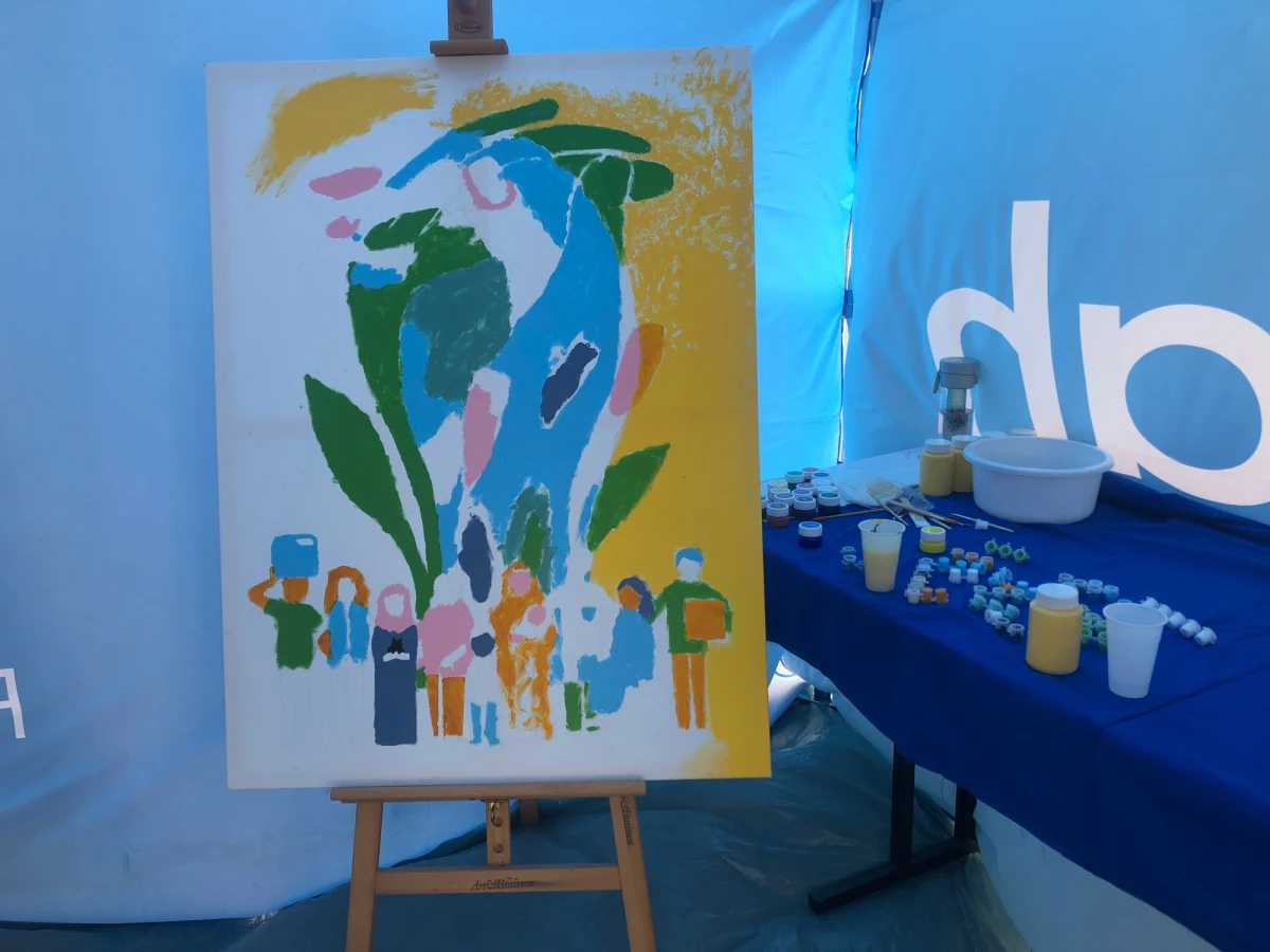 Specjalny obraz, z którego sprzedaży dochód przeznaczony zostanie na jedzenie i środki czystości dla ukraińskich uchodźców, powstaje przed Akademią Sztuk Pięknych w Warszawie. To część obchodów przypadającego dzisiaj Światowego Dnia Pomocy Humanitarnej. 