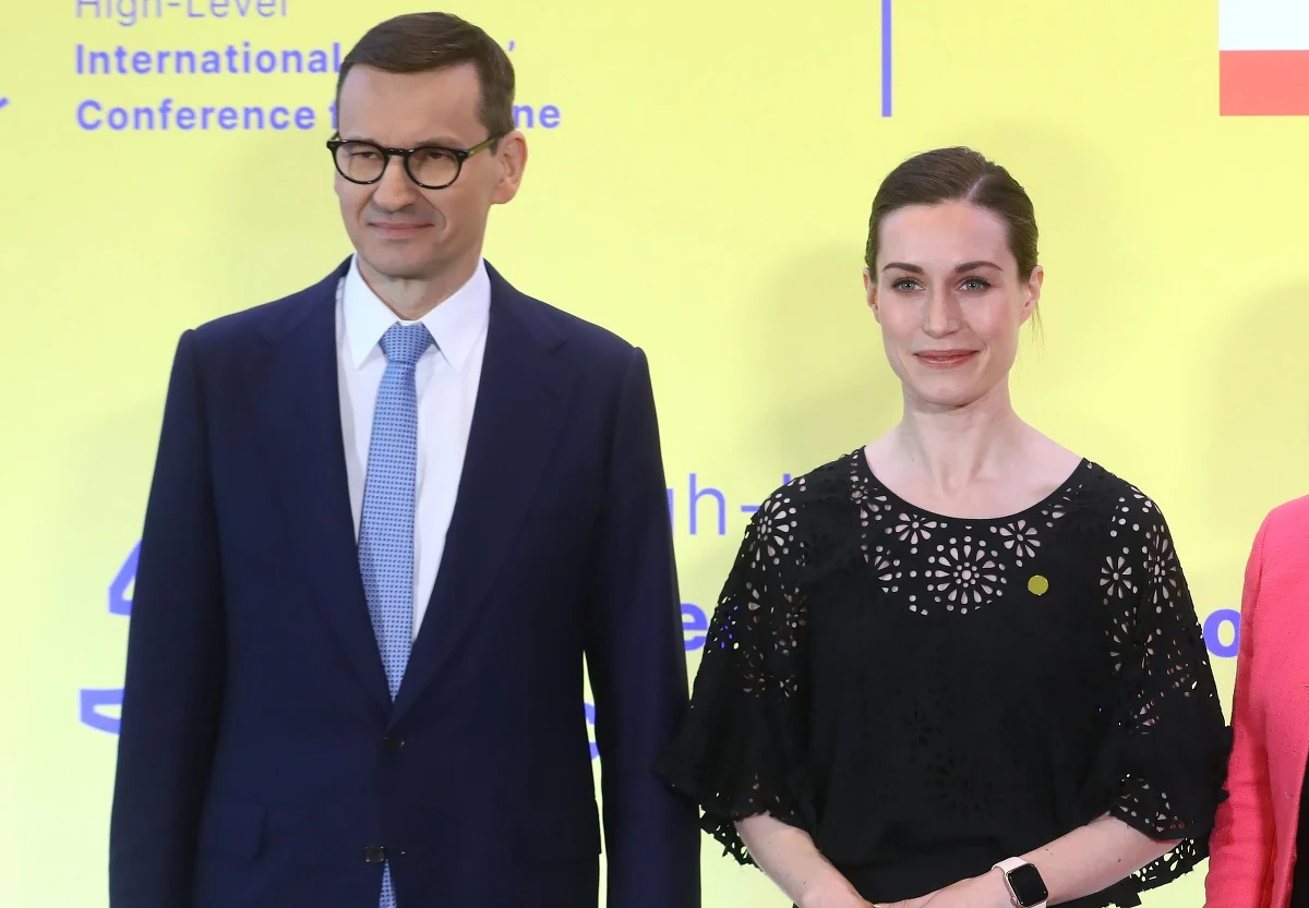 Premier Mateusz Morawiecki z humorem skomentował doniesienia o imprezach z udziałem fińskiej premier Sanny Marin, o których zrobiło się głośno w ostatnich dniach. "Ma powody do radości, bo Finlandia właśnie weszła do NATO, a więc jeżeli z tej okazji troszeczkę zakosztowała więcej Finlandii i w związku z tym tańca, to nie ma w tym nic strasznego" - mówił szef rządu.