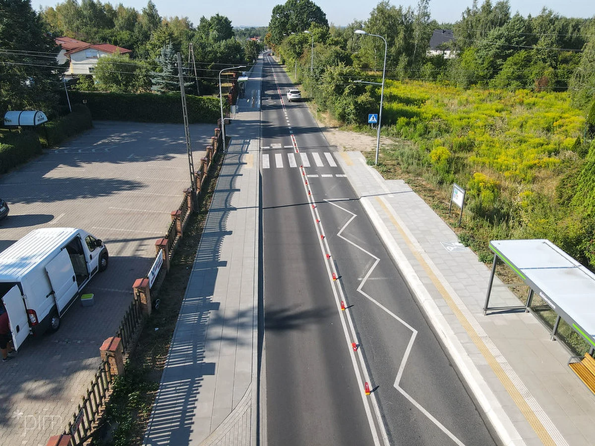 Ulica Morasko na północy Poznania jest już wygodniejsza i bezpieczniejsza. Zakończyła się budowa nowego chodnika, kanalizacji deszczowej, oświetlenia i platform przystankowych. Wymieniona została również nawierzchnia na całej szerokości jezdni.