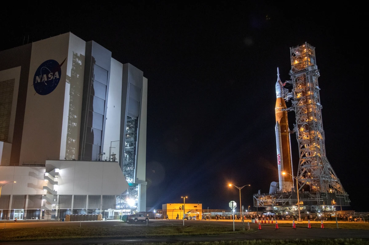 NASA przedstawiła zestaw 13 regionów Księżyca, na których w ramach misji Artemis III będą mogli wylądować astronauci. Znajdują się one w pobliżu południowego bieguna Księżyca ze stale zacienionymi miejscami, które mają zbadać astronauci. Zapewniają też łatwy dostęp do światła słonecznego i warunki do komunikacji z Ziemią.