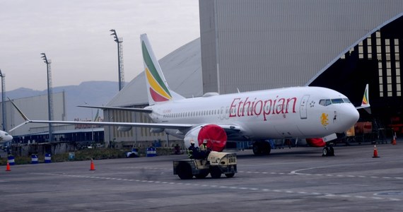Nietypowa sytuacja miała miejsce podczas poniedziałkowego lotu z Sudanu do Etiopii. Piloci linii lotniczych Ethiopian Airlines zasnęli i przegapili lądowanie w Addis Abebie, stolicy Etiopii. Po nawiązaniu łączności z załogą, samolot bezpiecznie wylądował 25 minut później.