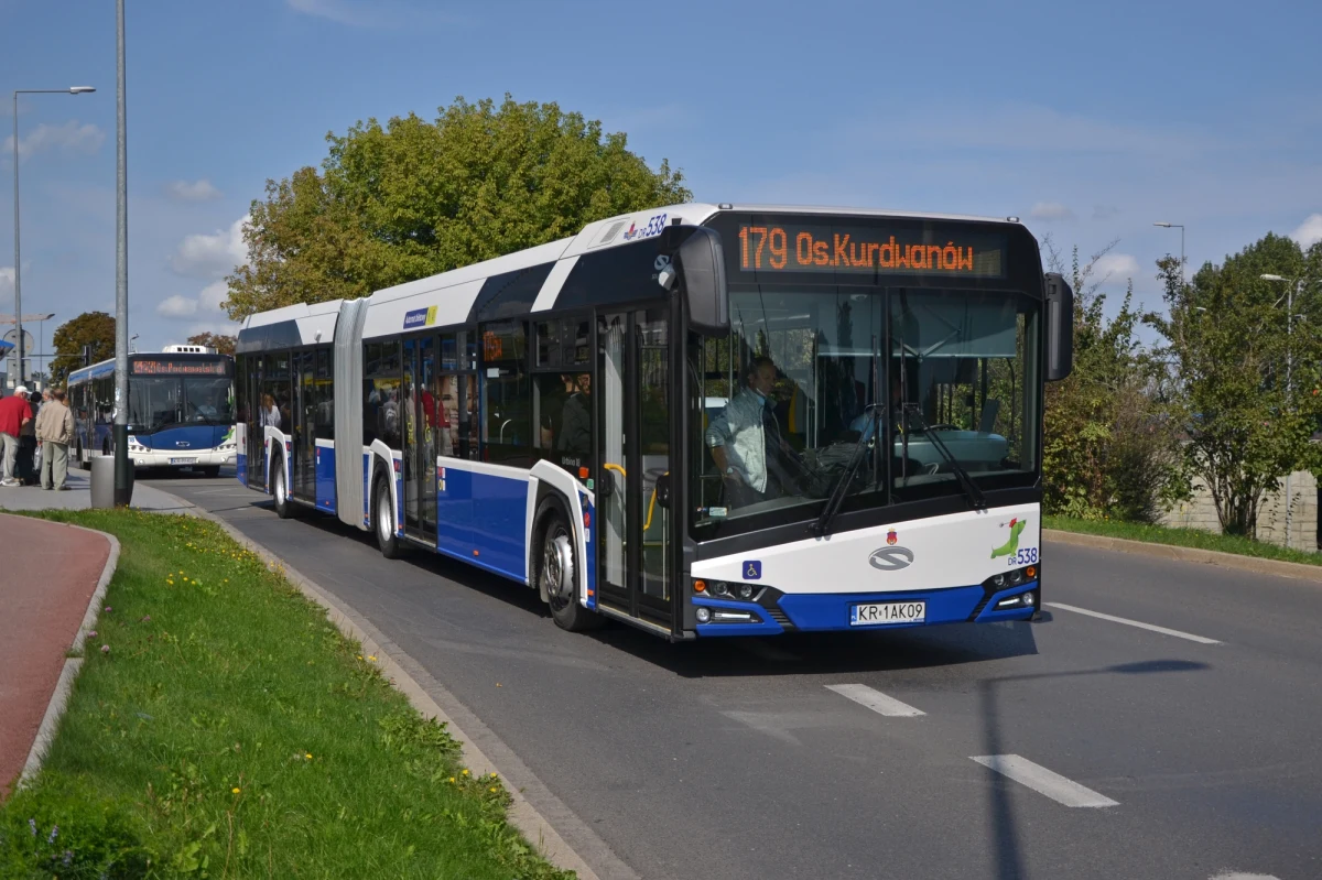 Od września po ulicach Krakowa będzie jeździć o 25 autobusów mniej. Wszystko z powodu braku kierowców. Miejskie Przedsiębiorstwo Komunikacji, dostaje jednak w ostatnim czasie zgłoszenia kandydatów do pracy i w październiku sytuacja może się zmienić.
