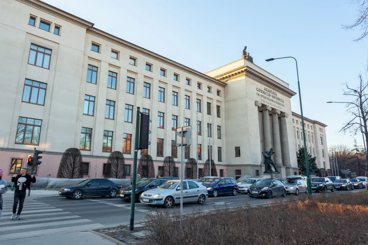 Tydzień przerwy i miesiąc zajęć w formie zdalnej, będą mieli studenci Akademii Górniczo Hutniczej. Wszystko z powodu organizacji III Igrzysk Europejskich, w przyszłym roku w Krakowie. Wciąż jednak nie wiadomo, co ze studentami mieszkającymi w akademikach uczelni.