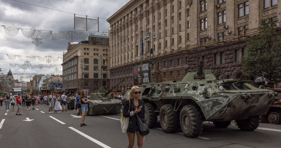 Na ulicy Chreszczatyk, głównej alei Kijowa, zorganizowano dziś wystawę zniszczonego rosyjskiego sprzętu wojskowego. Mieszkańcy na własne oczy mogą zobaczyć spalone i zardzewiałe czołgi, wozy opancerzone i ciężarówki.