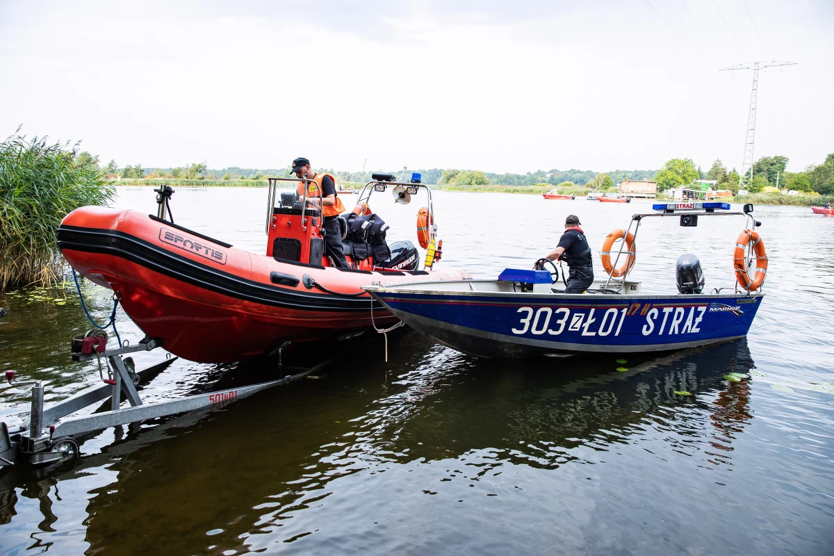 Z Odry wyłowiono dotąd ponad 158 ton śniętych ryb - informuje w komunikacie MSWiA. Ponad 3 tys. strażaków, 2 tys. policjantów oraz 1,3 tys. żołnierzy zostało zaangażowanych w akcję oczyszczania rzeki. Policja otrzymała 394 zgłoszenia, dotyczące usuwania zanieczyszczeń do Odry.