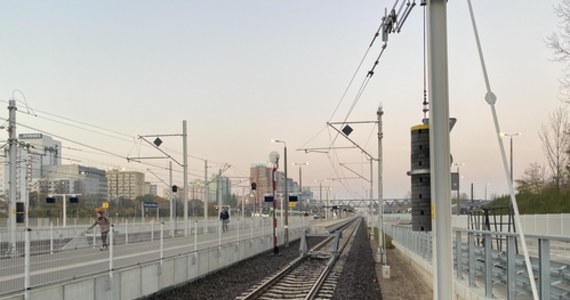 Do 3 września, będzie obowiązywał nowy rozkład jazdy na mazowieckiej kolei. Z powodu prac na Warszawskim Węźle Kolejowym, dziennie przez stację Warszawa Zachodnia, przejedzie o 220 pociągów mniej. Składy będą jeździć zmienioną albo skróconą trasą. Mogą zostać też odwołane. 