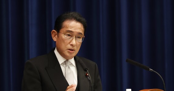 Premier Japonii Fumio Kishida otrzymał pozytywny wynik testu na koronawirusa - poinformowała agencja Reutera. Polityk przebywał na tygodniowym urlopie, w poniedziałek miał wrócić do pracy.